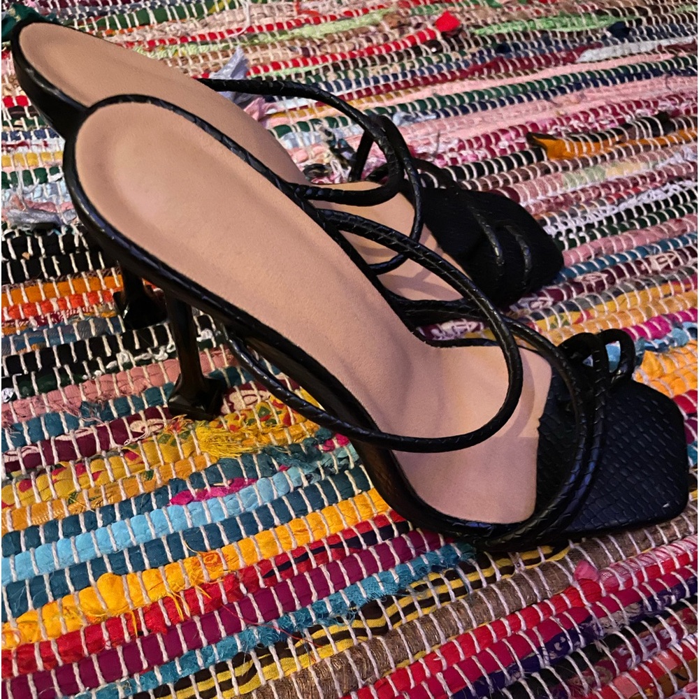 Black Strappy Heels 👠 🖤
